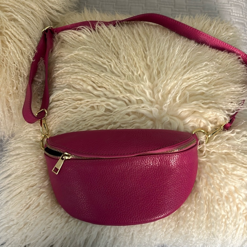 Cute crossbody in leather !